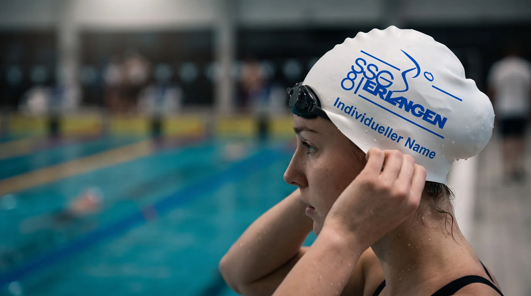 Schwimmerin mit bedruckter Vereins-Badekappe – Vereinslogo und individueller Name