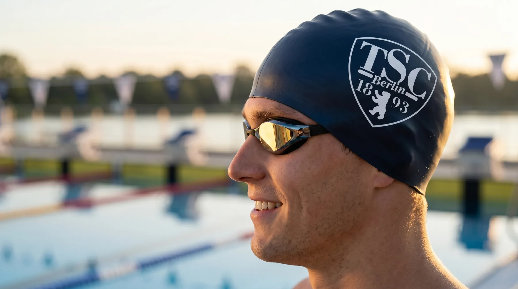 Schwimmer mit bedruckter TSC-Berlin-Vereinskappe